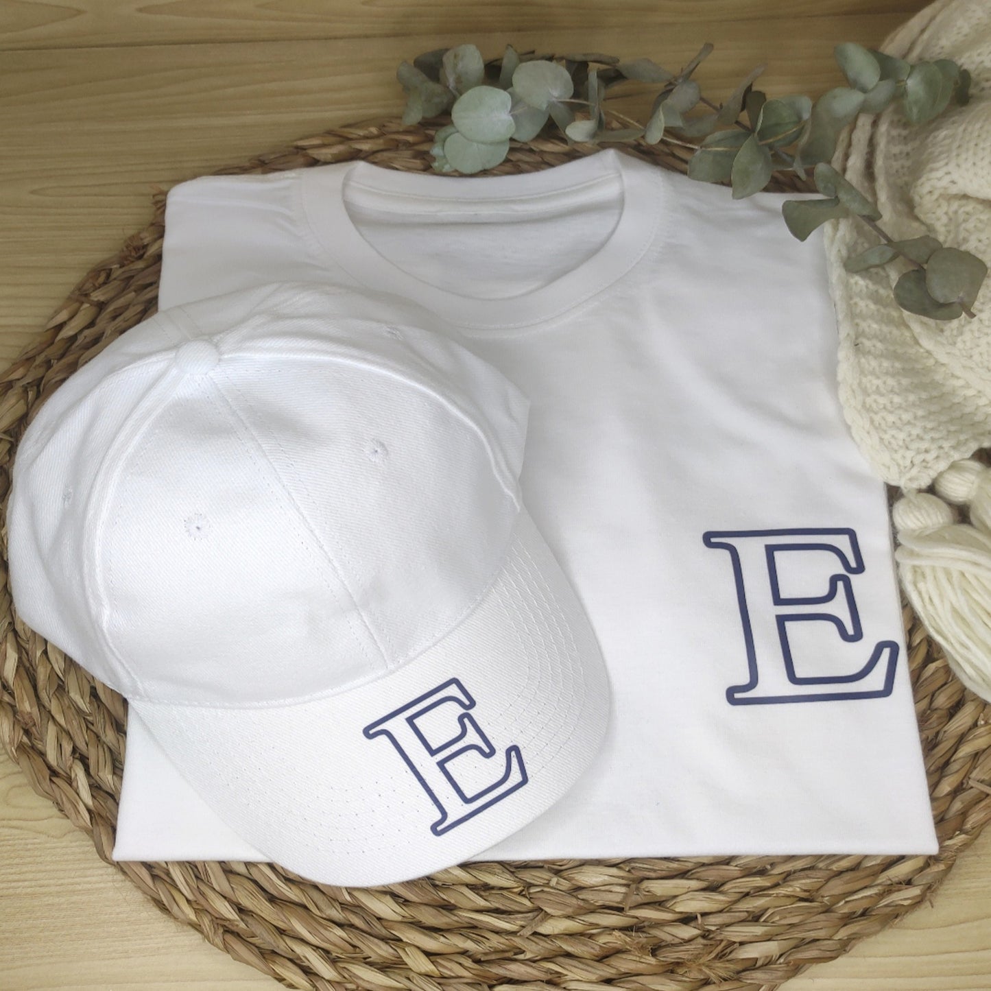 CAMISETA Y GORRA INICIAL