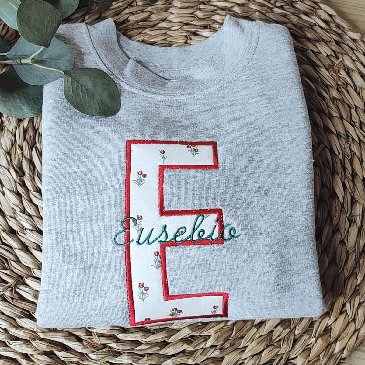 SUDADERA INICIAL Y NOMBRE BORDADA